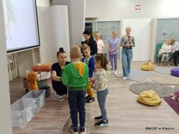 „W służbie człowiekowi” – w Miejskiej i Gminnej Bibliotece Publicznej w Wieluniu odbyło się spotkanie z dentystą